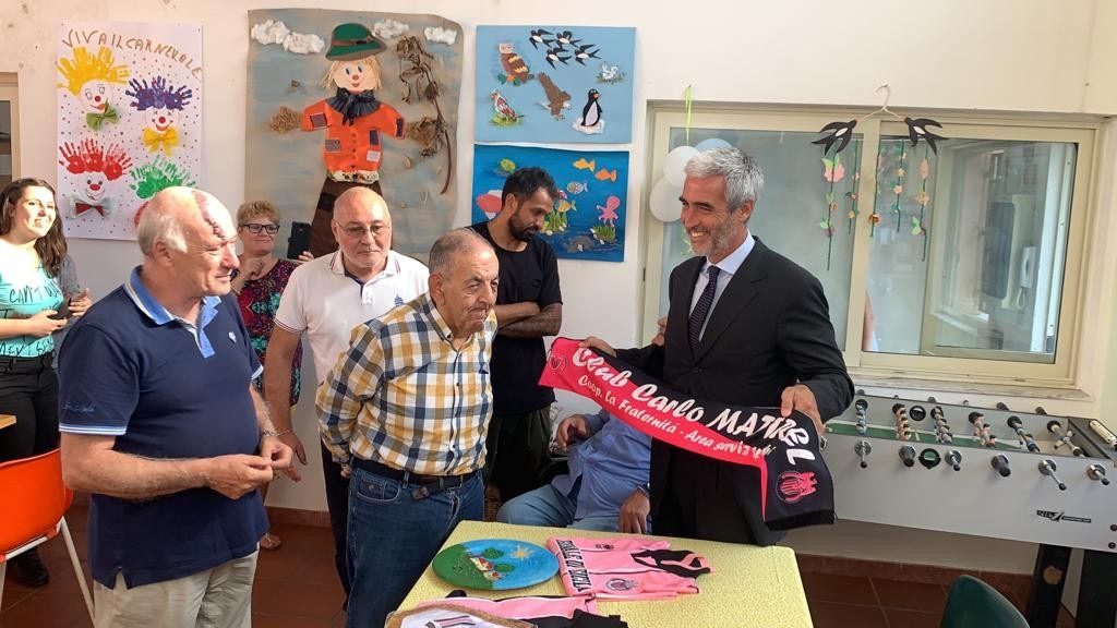 Dario Mirri con la sciarpa del club "Carlo Mattrel"
