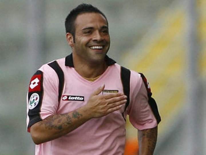 Fabrizio Miccoli, la mano sul cuore coincide con il logo del Palermo. 