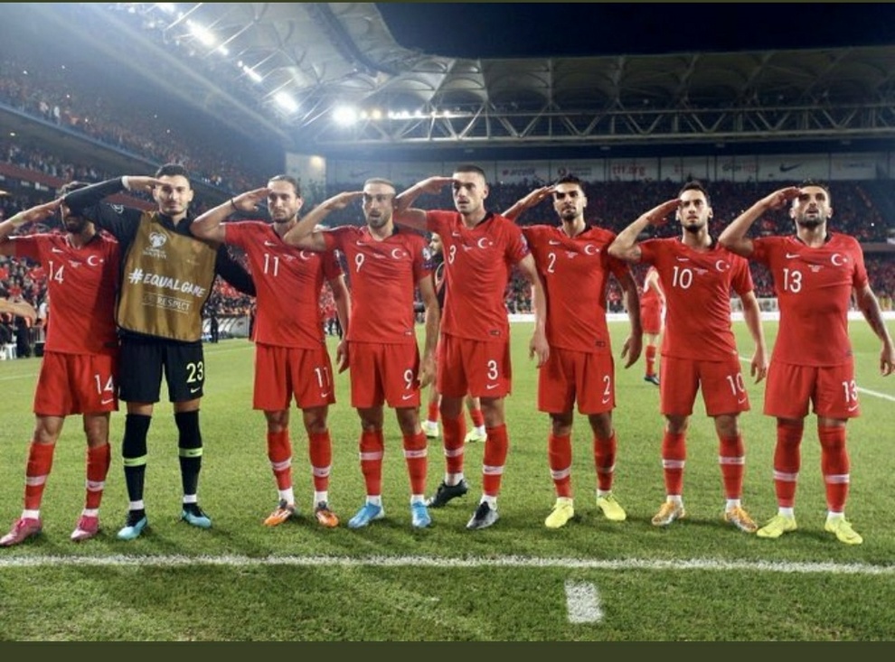 Il saluto militare dei calciatori della Turchia a sostegno del regime di Erdogan