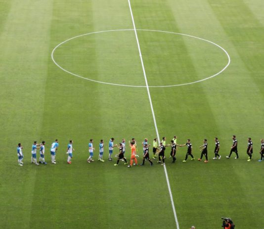 Saluto del Corigliano ai tifosi rosanero sotto la curva Nord saluto