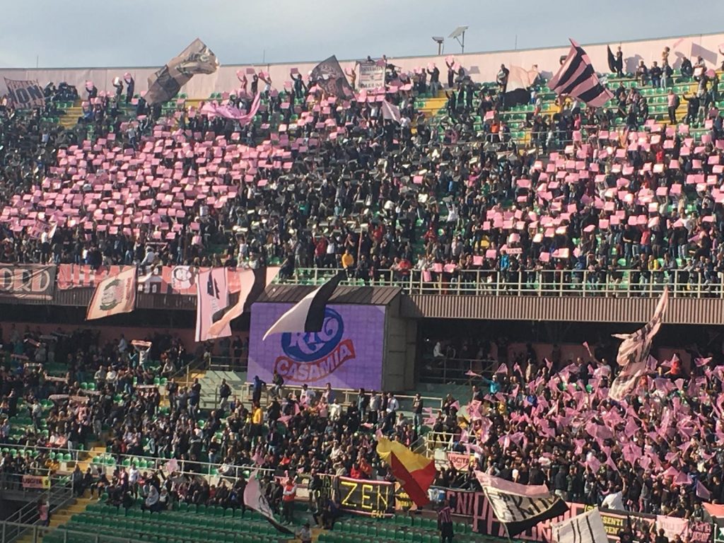 La coreografia prima dell'inizio del match Palermo - Savoia