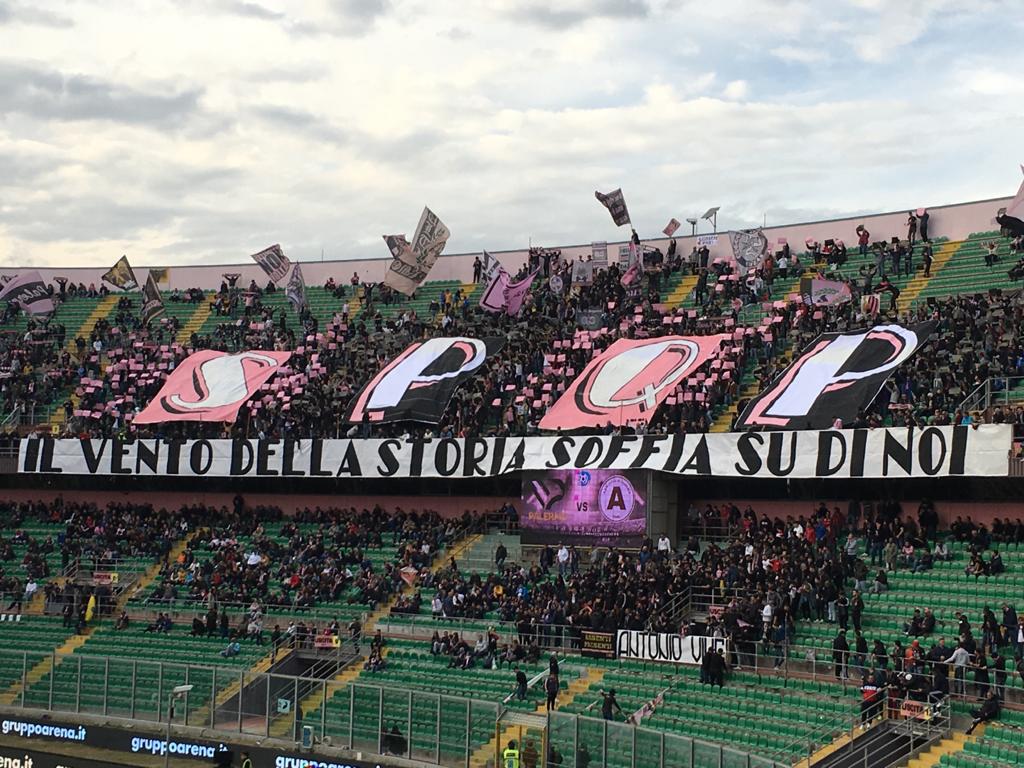 La coreografia della nord per il match contro l'Acireale