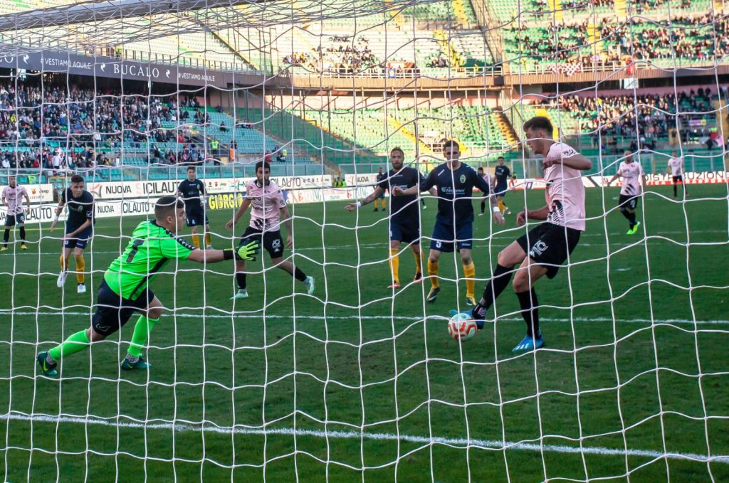 Lucca al suo primo gol in maglia rosanero