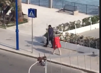 Coronavirus, la strana precauzione di una coppia in giro per Mondello Mondello-Anziani-Coronavirus