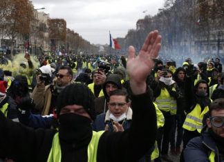 Monta l’esasperazione sui social: un gruppo Facebook parla di rivolta