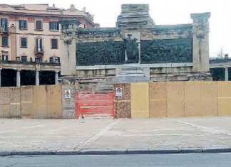 La Statua in “quarantena”: è chiusa da una staccionata