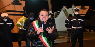 Il sindaco di Messina Cateno De Luca un Consiglio comunale straordinario, alla presenza della giunta al completo convoca per protesta alla rada San Francesco, luogo di sbarco dei traghetti privati auto-passeggeri provenienti dal continente. MESSINA, 23 marzo 2020. ANSA/CARMELO IMBESI