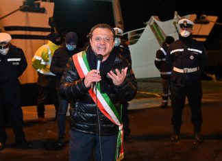Il sindaco di Messina Cateno De Luca un Consiglio comunale straordinario, alla presenza della giunta al completo convoca per protesta alla rada San Francesco, luogo di sbarco dei traghetti privati auto-passeggeri provenienti dal continente. MESSINA, 23 marzo 2020. ANSA/CARMELO IMBESI