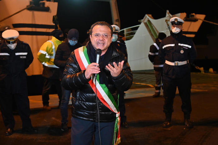 Il sindaco di Messina Cateno De Luca un Consiglio comunale straordinario, alla presenza della giunta al completo convoca per protesta alla rada San Francesco, luogo di sbarco dei traghetti privati auto-passeggeri provenienti dal continente. MESSINA, 23 marzo 2020. ANSA/CARMELO IMBESI