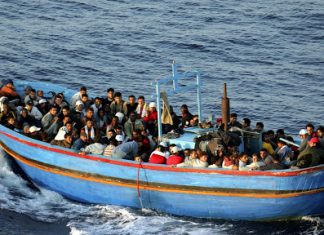 Nave ferma al largo di Palermo con a bordo 149 migranti, Orlando chiede una soluzione