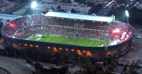 uno stadio Barbera stracolmo di tifosi