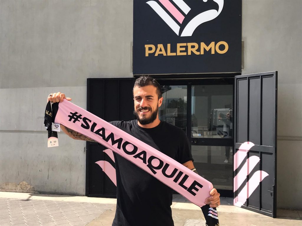 Nicola Valente con la sciarpa del Palermo