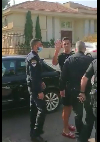 Eran Zahavi portato via dalla polizia
