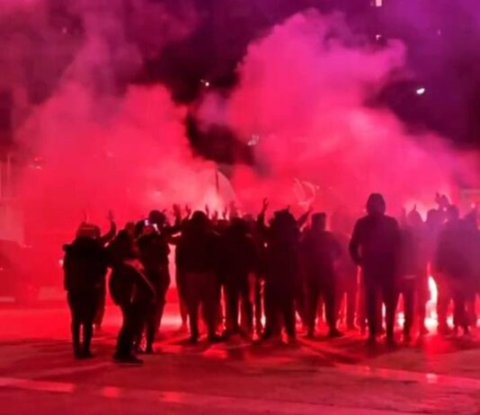 Palermo, i tifosi caricano la squadra con cori e fumogeni prima della partenza per la trasferta