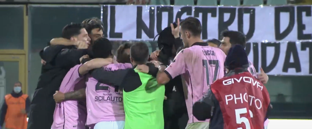 Il Palermo vince a Catania, l'esultanza rosanero