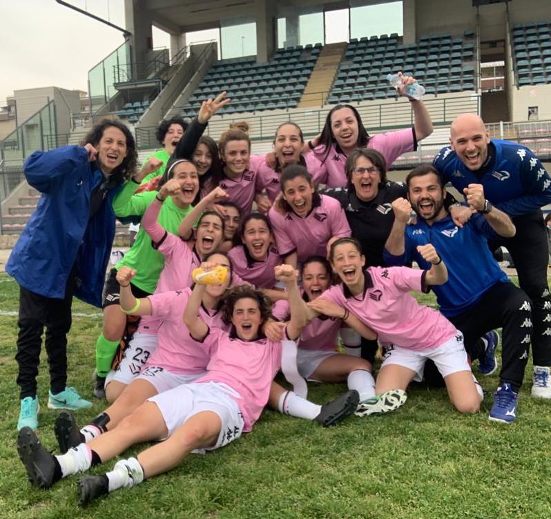 La squadra del presidente Valenti festeggia la conquista della serie B