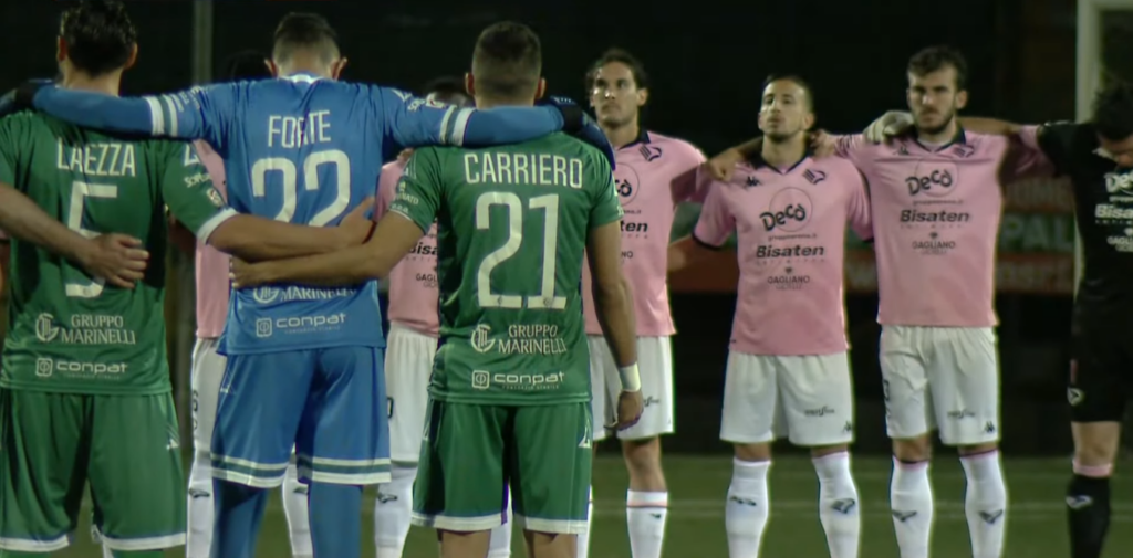 L'Avellino ed il Palermo schierati prima del match di ritorno dei playoff
