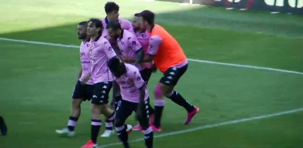 Esultanza rosanero dopo il primo gol al Teramo