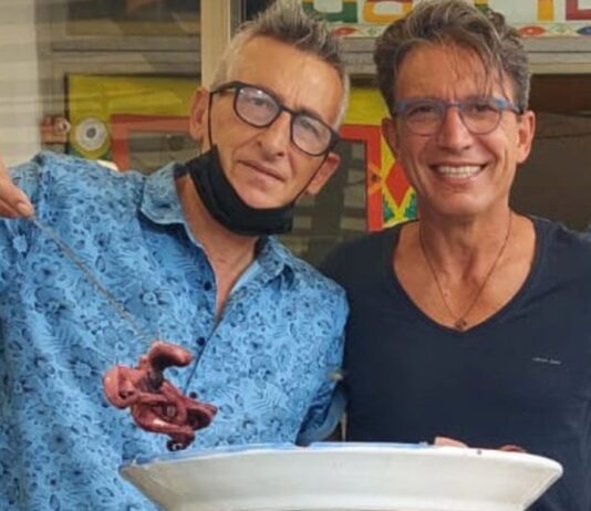 La Sicilia continua ad attirare turisti: l’ex Milan Eranio in vacanza nell’Isola