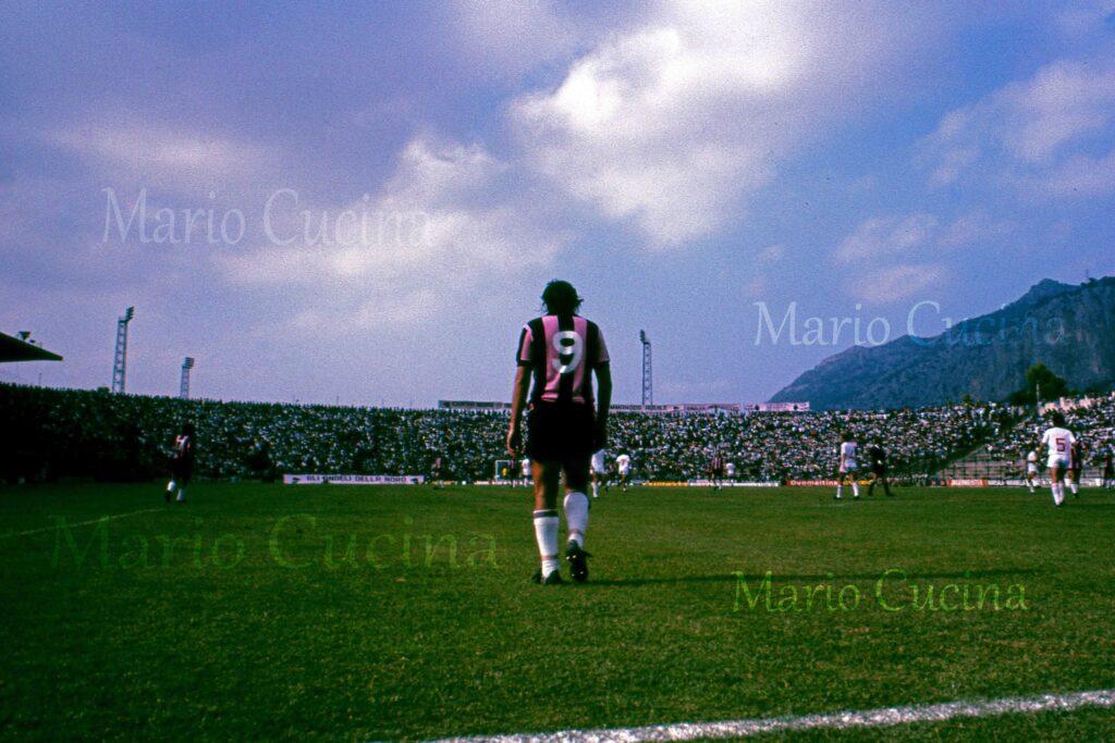 La maglia nove rosanero si avvia verso il centrocampo