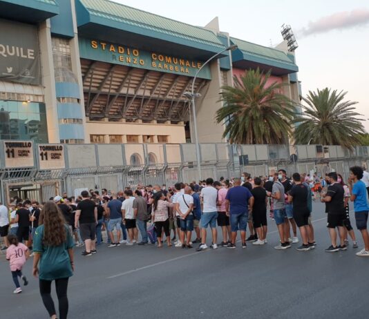 Il pubblico torna al Barbera: code e pochi tornelli attivi per entrare allo stadio