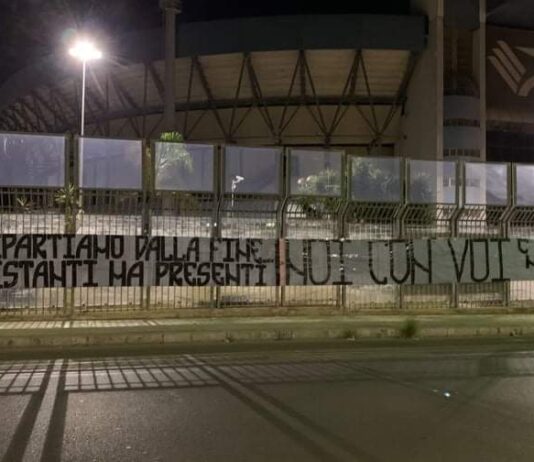 La Cni in uno striscione al Barbera: “Ripartiamo dalla fine, distanti ma presenti”