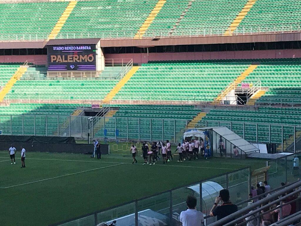 Il Palermo all'ingresso del terreno di gioco durante l'allenamento svolto a porte aperte