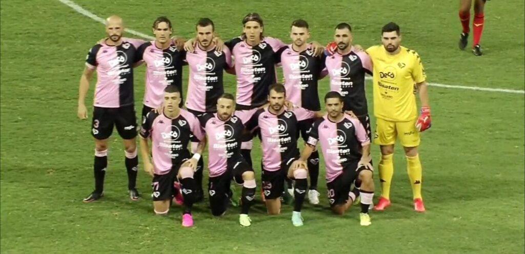 Il Palermo schierato a centrocampo prima di un match casalingo