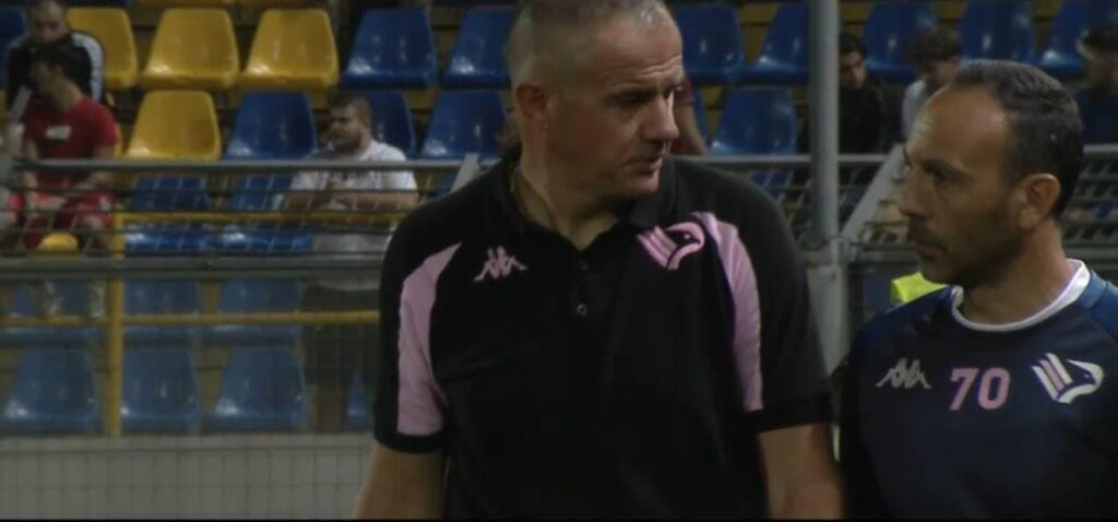L'allenatore del Palermo a colloquio con il suo secondo