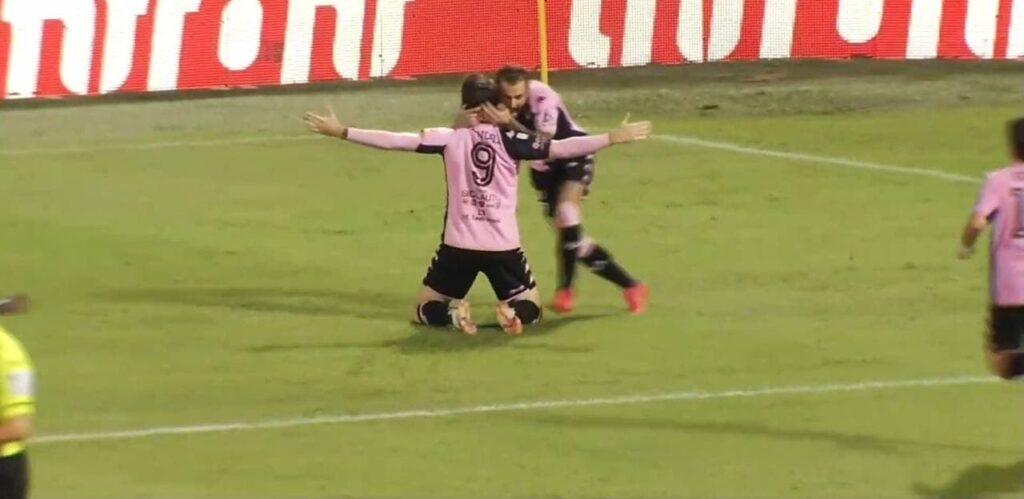 L'esultanza di Brunori dopo il gol alla Virtus Francavilla