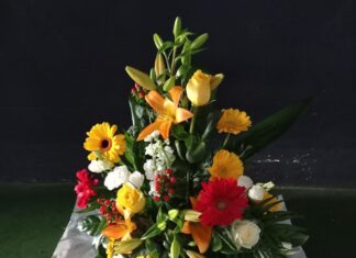 Morte Vianello, un tifoso rosanero depone i fiori allo stadio in sua memoria