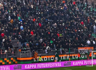 Morte Zamparini, i tifosi del Venezia si voltano durante il minuto di silenzio