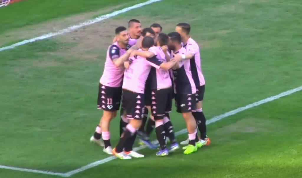 Il Palermo esulta dopo un gol