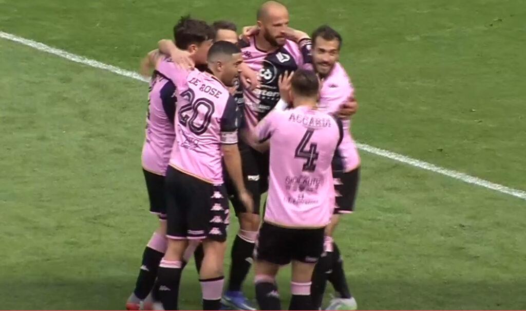 Il Palermo che esulta dopo un gol