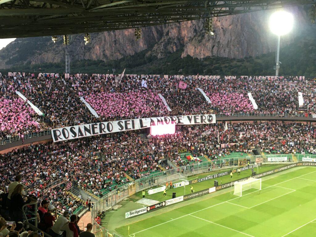 La coreografia della curva del Palermo