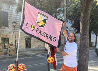 L’ex Amauri e la foto con la bandiera rosanero in Salento