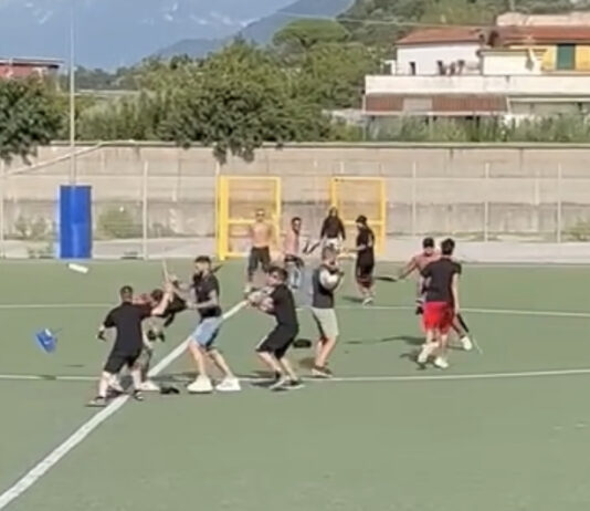 Botte da orbi e mazzate durante il derby: partita sospesa e feriti – VIDEO