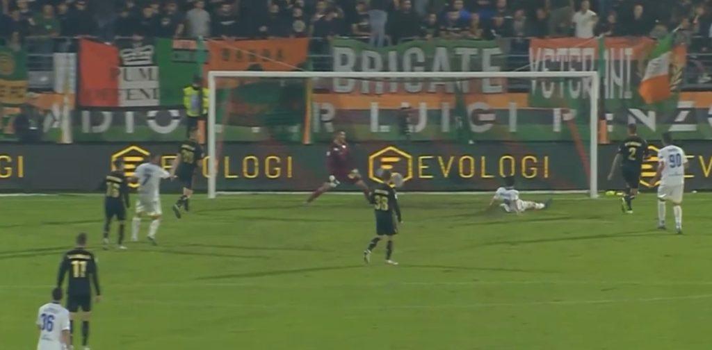 Uno dei gol del Frosinone a Venezia